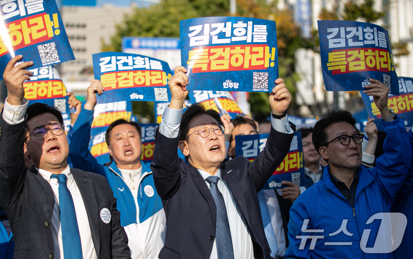 (서울=뉴스1) 이승배 기자 = 이재명 더불어민주당 대표가 2일 오후 서울 중구 서울역 인근에서 열린 ‘김건희 국정농단 범국민 규탄대회’에서 박찬대 원내대표, 김민석 최고위원을 비 …