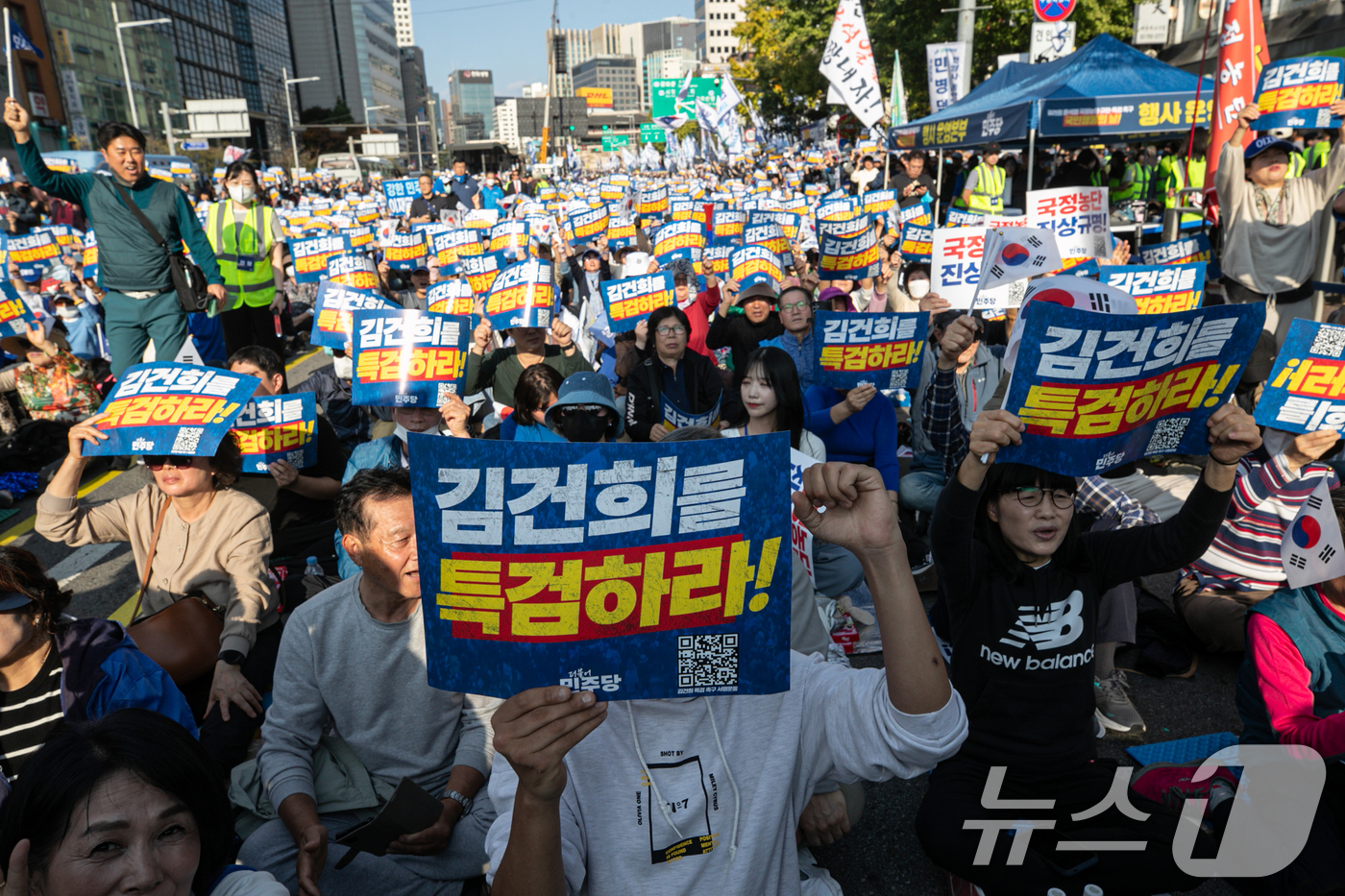 (서울=뉴스1) 이승배 기자 = 2일 오후 서울 중구 서울역 인근에서 열린 ‘김건희 국정농단 범국민 규탄대회’에서 참가자들이 구호를 외치고 있다. 2024.11.2/뉴스1