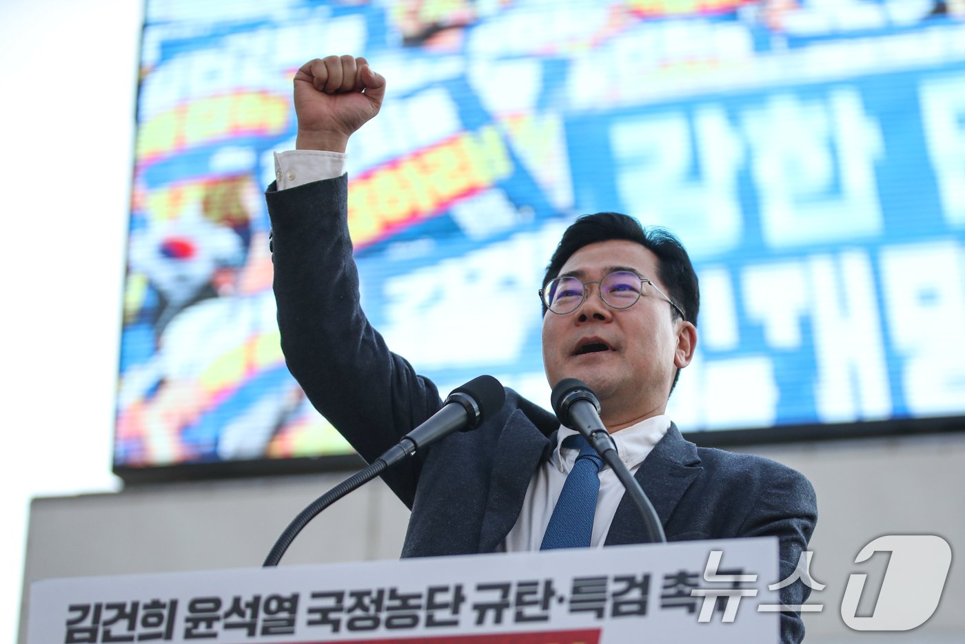 본문 이미지 - 박찬대 더불어민주당 원내대표가 2일 오후 서울 중구 서울역 인근에서 열린 ‘김건희 국정농단 범국민 규탄대회’에서 발언하고 있다. 2024.11.2/뉴스1 ⓒ News1 이승배 기자