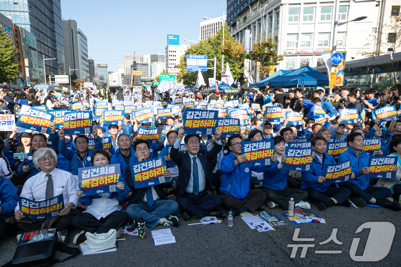 (서울=뉴스1) 이승배 기자 = 이재명 더불어민주당 대표가 2일 오후 서울 중구 서울역 인근에서 열린 ‘김건희 국정농단 범국민 규탄대회’에서 박찬대 원내대표, 김민석 최고위원을 비 …