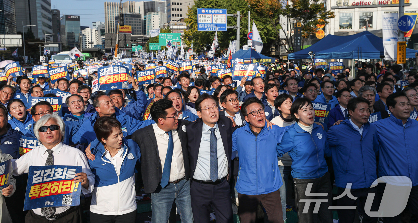 (서울=뉴스1) 이승배 기자 = 이재명 더불어민주당 대표가 2일 오후 서울 중구 서울역 인근에서 열린 ‘김건희 국정농단 범국민 규탄대회’에서 박찬대 원내대표, 김민석 최고위원을 비 …