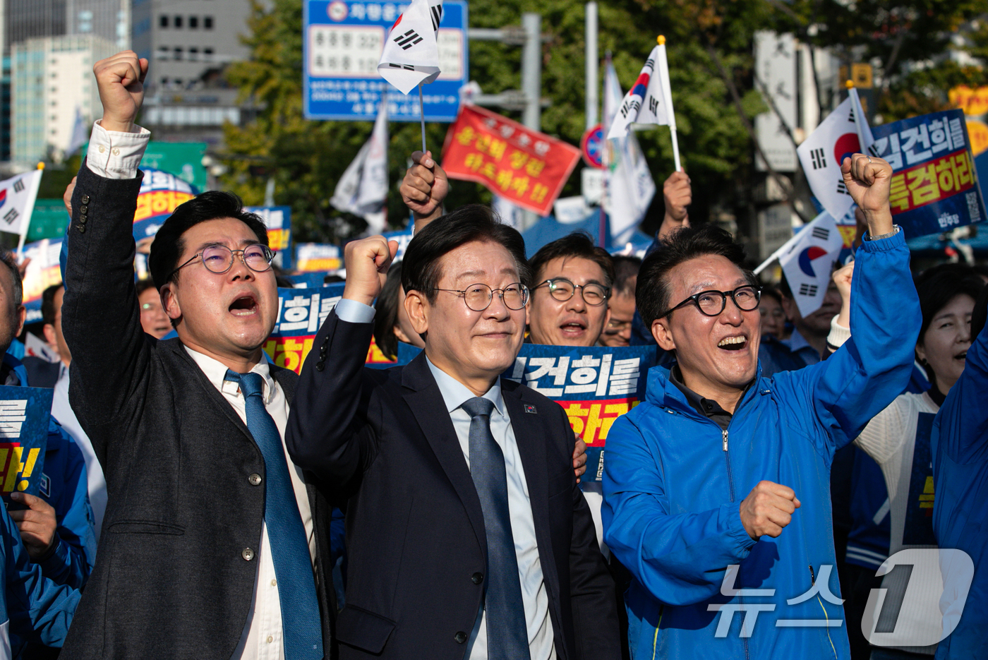 (서울=뉴스1) 이승배 기자 = 이재명 더불어민주당 대표가 2일 오후 서울 중구 서울역 인근에서 열린 ‘김건희 국정농단 범국민 규탄대회’에서 박찬대 원내대표, 김민석 최고위원을 비 …