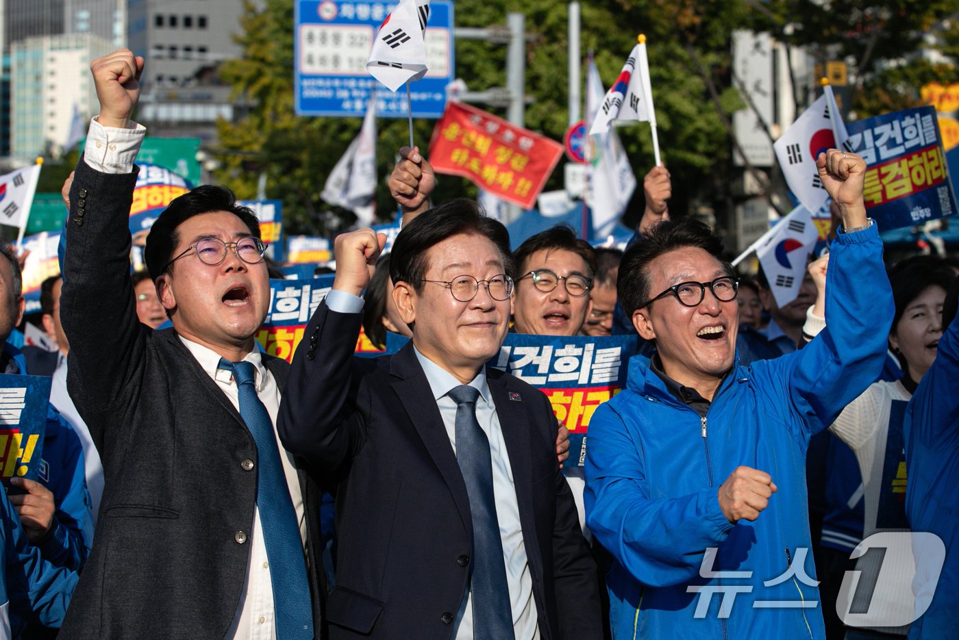 이재명 더불어민주당 대표가 2일 오후 서울 중구 서울역 인근에서 열린 ‘김건희 국정농단 범국민 규탄대회’에서 박찬대 원내대표, 김민석 최고위원을 비롯한 주요 참석자들과 구호를 외치고 있다. 2024.11.2/뉴스1 ⓒ News1 이승배 기자