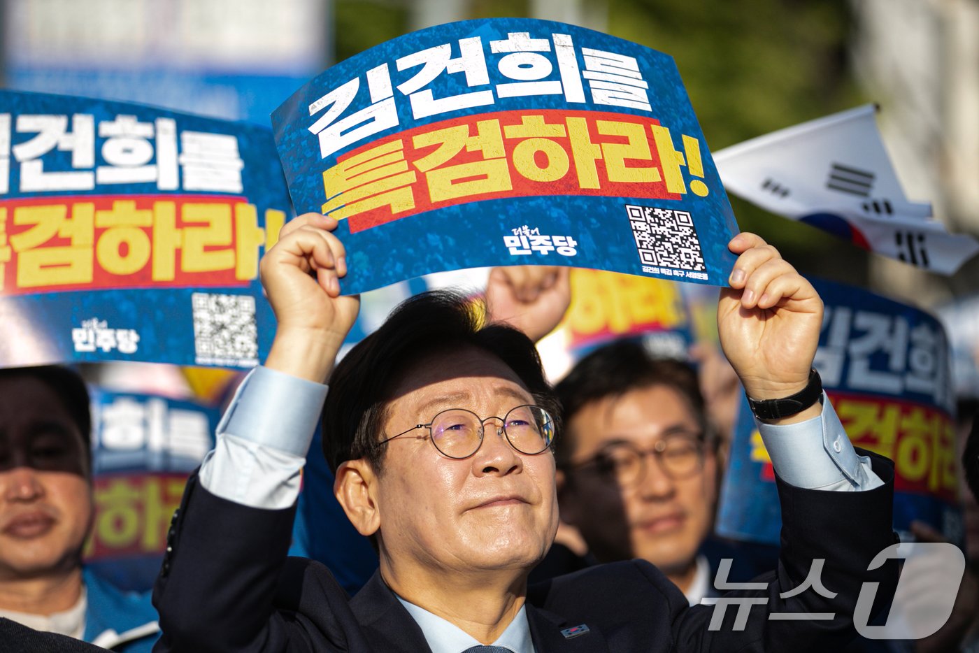 본문 이미지 - 이재명 더불어민주당 대표가 2일 오후 서울 중구 서울역 인근에서 열린 ‘김건희 국정농단 범국민 규탄대회’에서 손펫말을 들고 있다. 2024.11.2/뉴스1 ⓒ News1 이승배 기자