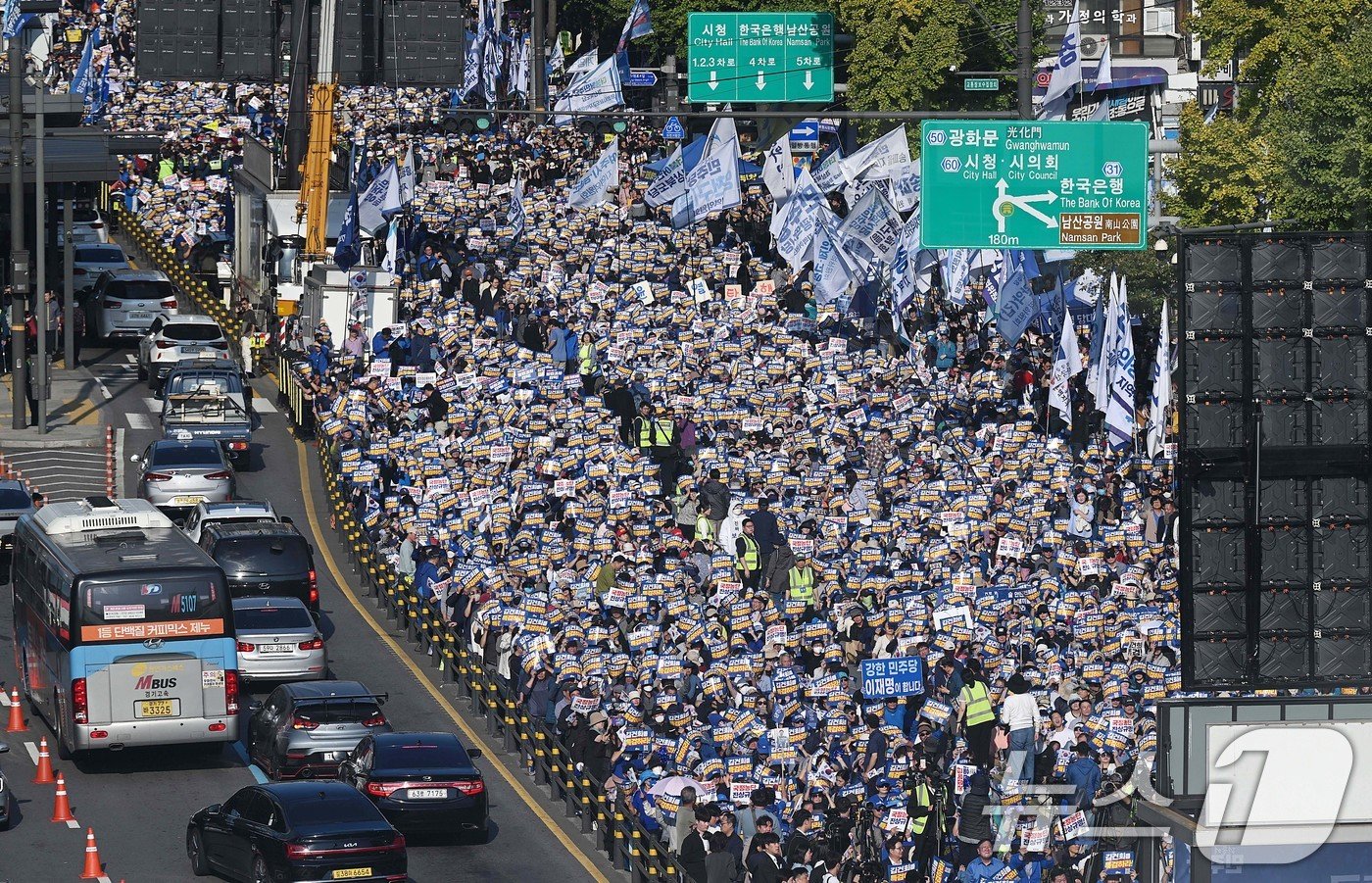 본문 이미지 - 2일 오후 서울 중구 서울역 인근에서 열린 ‘김건희 국정농단 범국민 규탄대회’에서 참가자들이 구호를 외치고 있다. &#40;공동취재&#41; 2024.11.2/뉴스1 ⓒ News1 이승배 기자