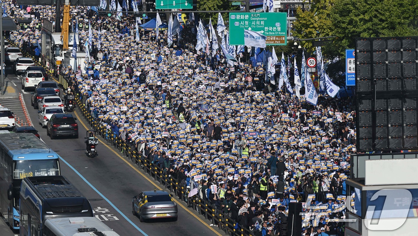 (서울=뉴스1) 이승배 기자 = 2일 오후 서울 중구 서울역 인근에서 열린 ‘김건희 국정농단 범국민 규탄대회’에서 참가자들이 구호를 외치고 있다. (공동취재) 2024.11.2/뉴 …