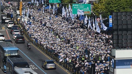 '탄핵' 아니라면서 부추기는 민주…중도확장 노리는 이재명