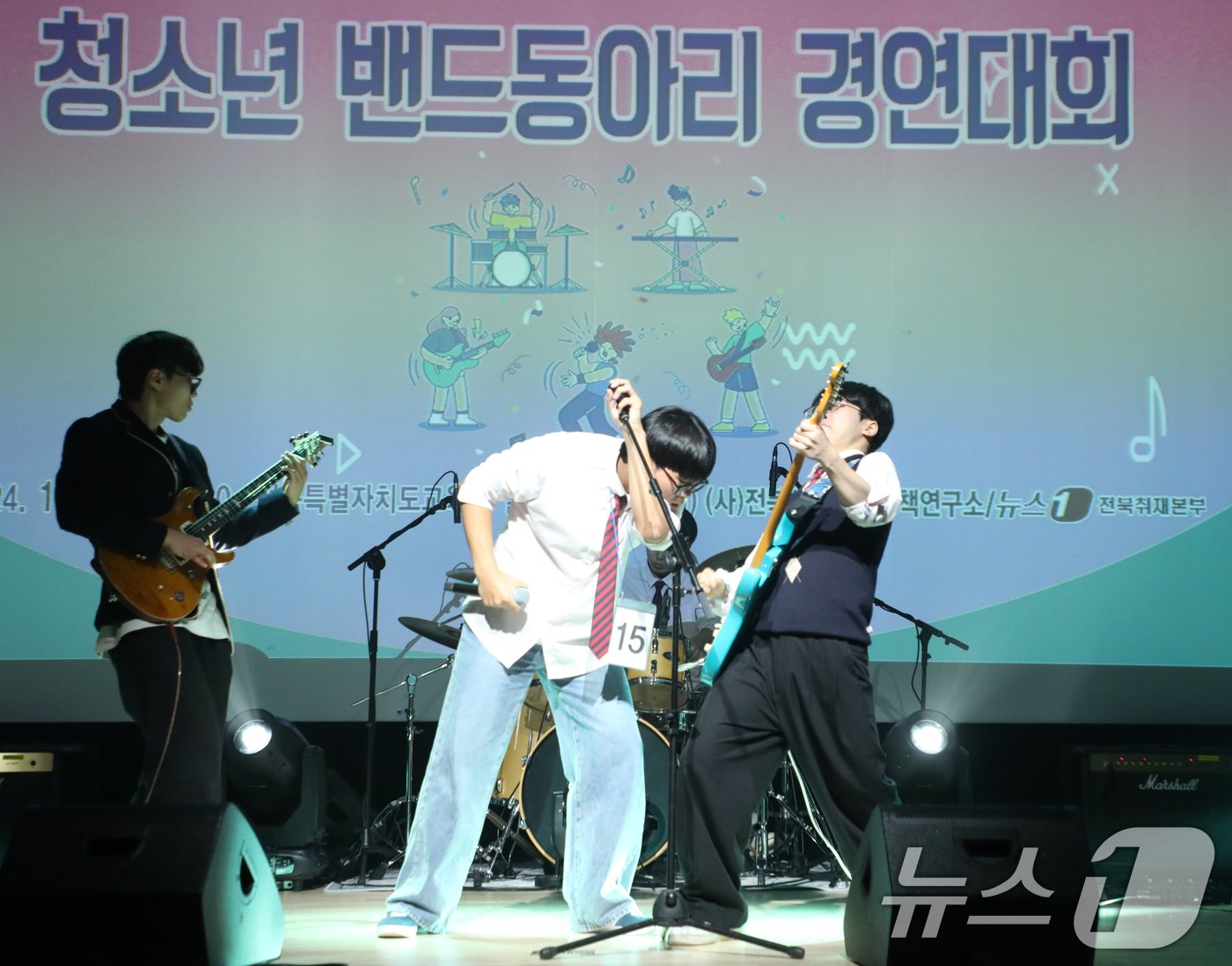 본문 이미지 - 2일 전북자치도 전주시 전북특별자치도교육청 창조나래에서 열린 '2024 제9회 전북특별자치도 청소년 밴드동아리 경연대회'에서 대상을 차지한 전주제일고등학교 블루웨건 팀이 열창을 하고 있다. 2024.11.2/뉴스1 ⓒ News1 유경석 기자