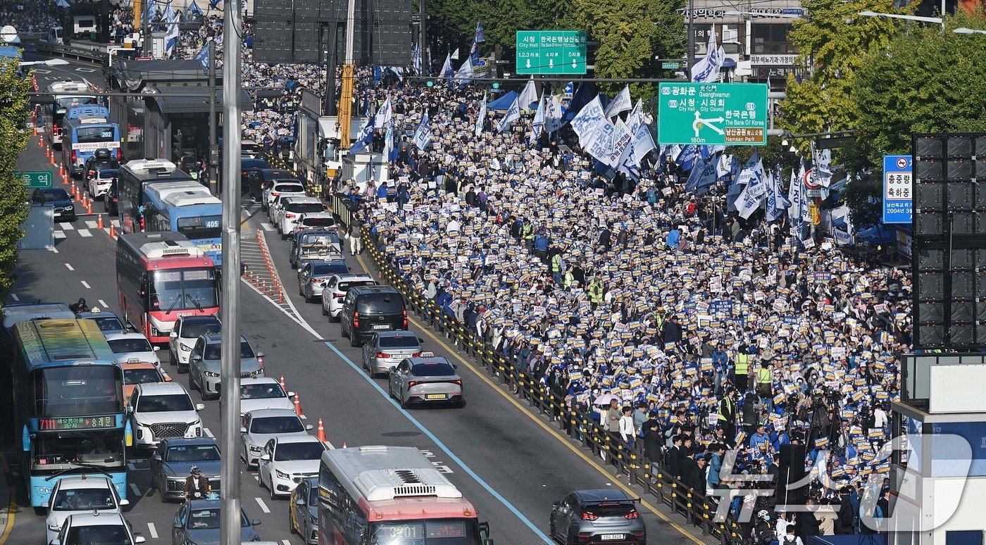 본문 이미지 - 2일 오후 서울 중구 서울역 인근에서 열린 ‘김건희 국정농단 범국민 규탄대회’에서 참가자들이 구호를 외치고 있다. &#40;공동취재&#41; 2024.11.2/뉴스1 ⓒ News1 이승배 기자