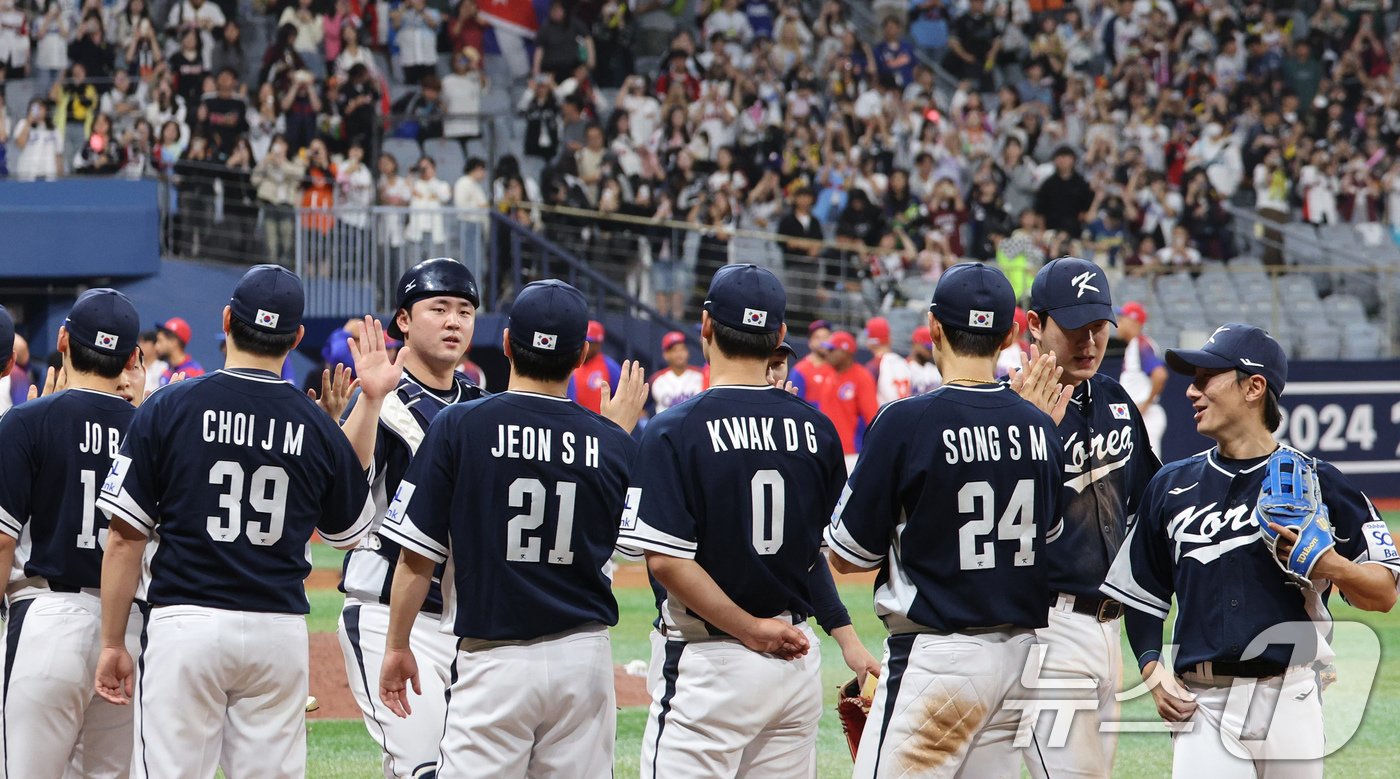 2일 오후 서울 구로구 고척스카이돔에서 열린 &#39;2024 K-BASEBALL SERIES&#39; 대한민국 야구 대표팀과 쿠바 대표팀의 평가전 2차전에서 13대 3으로 승리한 대한민국 선수들이 기쁨을 나누고 있다. 2024.11.2/뉴스1 ⓒ News1 장수영 기자