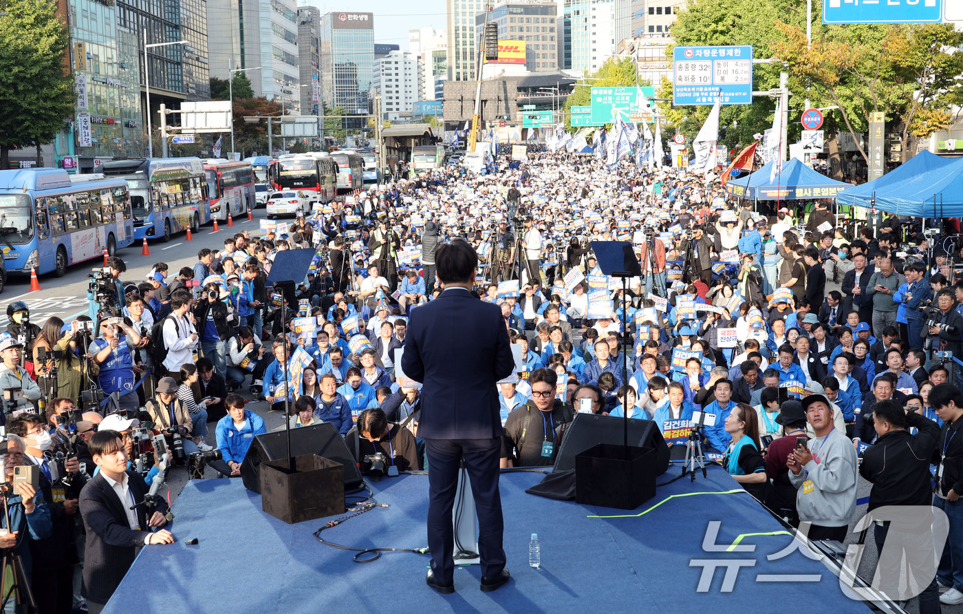 (서울=뉴스1) 이승배 기자 = 이재명 더불어민주당 대표가 2일 오후 서울 중구 서울역 인근에서 열린 ‘김건희 국정농단 범국민 규탄대회’에서 발언하고 있다. (공동취재) 2024. …