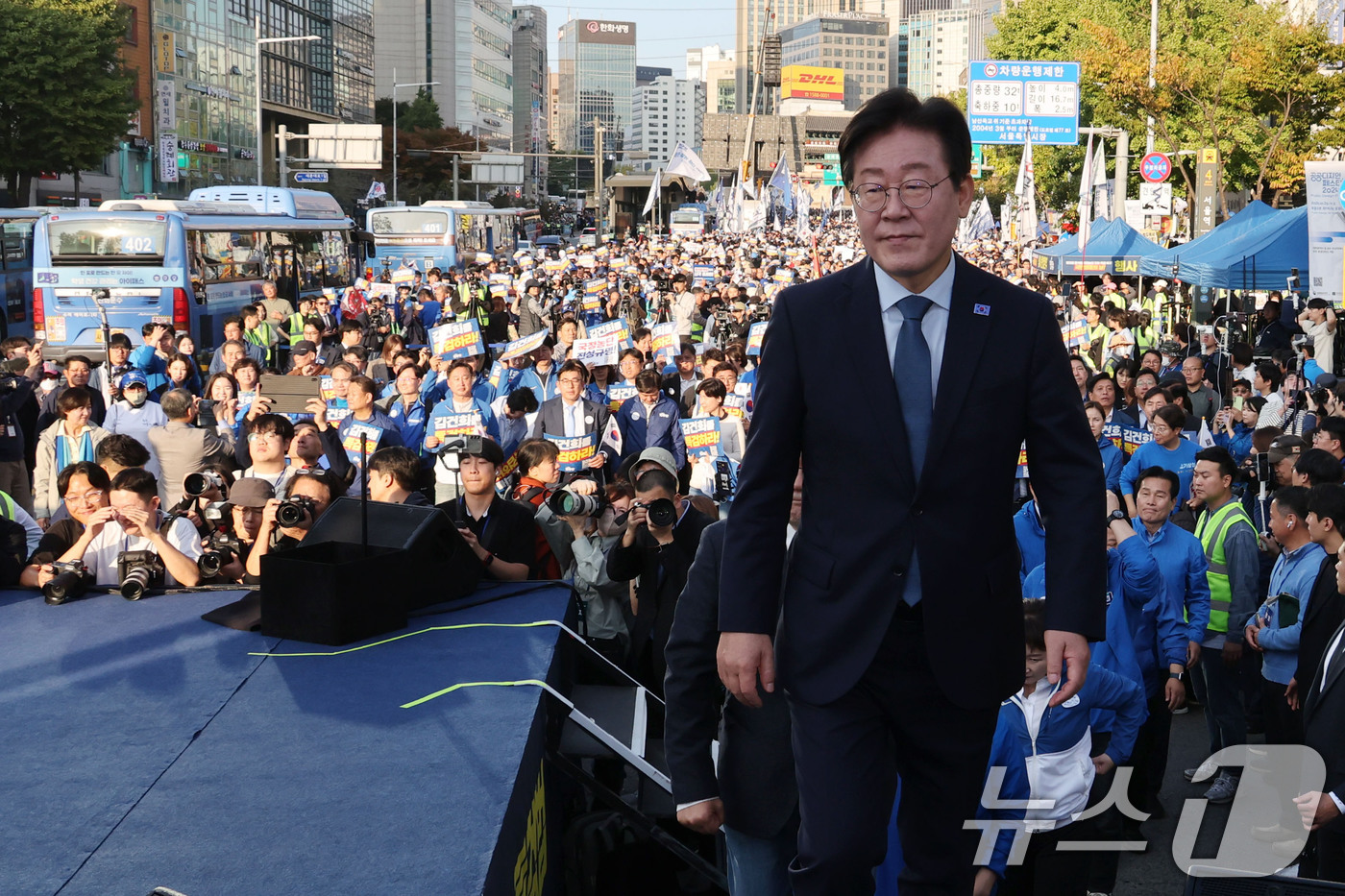 (서울=뉴스1) 이승배 기자 = 이재명 더불어민주당 대표가 2일 오후 서울 중구 서울역 인근에서 열린 ‘김건희 국정농단 범국민 규탄대회’에서 단상에 오르고 있다. (공동취재) 20 …