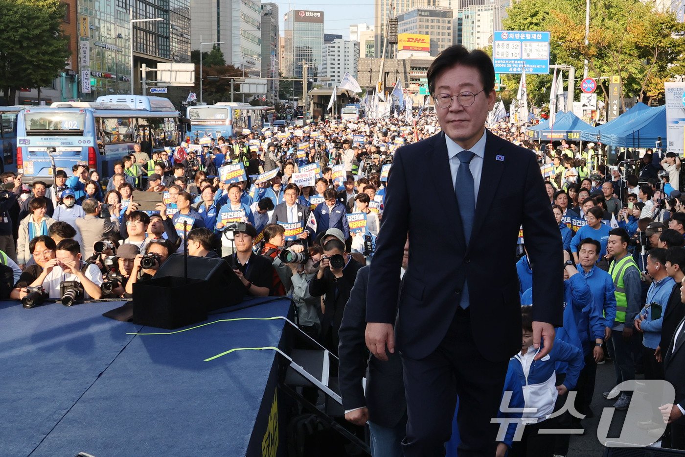 이재명 더불어민주당 대표가 2일 오후 서울 중구 서울역 인근에서 열린 ‘김건희 국정농단 범국민 규탄대회’에서 단상에 오르고 있다. &#40;공동취재&#41; 2024.11.2/뉴스1 ⓒ News1 이승배 기자