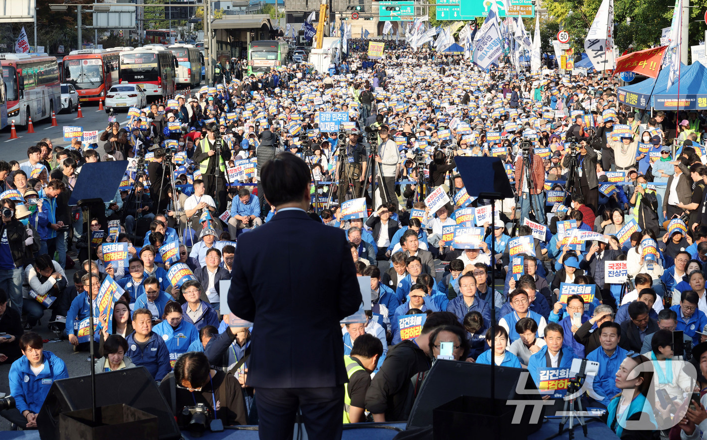 (서울=뉴스1) 이승배 기자 = 이재명 더불어민주당 대표가 2일 오후 서울 중구 서울역 인근에서 열린 ‘김건희 국정농단 범국민 규탄대회’에서 발언하고 있다. (공동취재) 2024. …