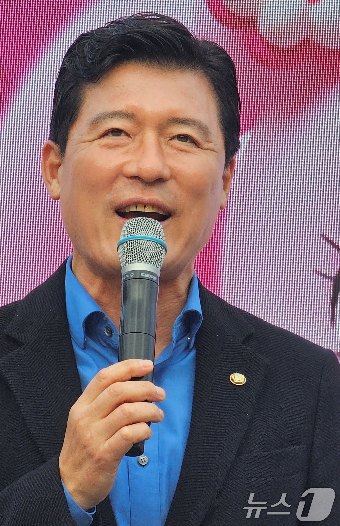 본문 이미지 - 구미 라면축제 연계행사로 금오산 잔디광장에서 2일 열린 '캐치 티닝핑' 콘서트에서 국민의힘 구자근 의원이 인사말을 하고 있다. 라면축제는 오는 3일까지 구미역 일원과 역후광장, 문화로 등에서 열린다. 2024.11.2/뉴스1 ⓒ News1 정우용 기자