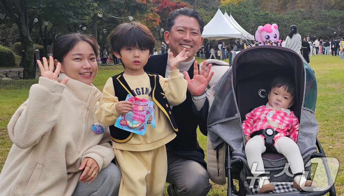 (구미=뉴스1) 정우용 기자 = 구미 라면축제 연계행사로 금오산 잔디광장에서 2일 열린 '캐치 티닝핑' 콘서트에서 김장호 구미시장이 행사에 참여한 가족과 기념사진을 찍고 있다. 라 …