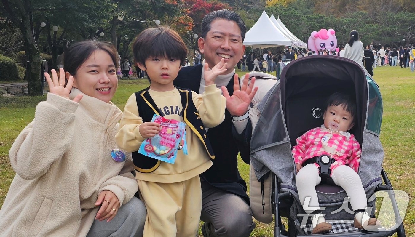 구미 라면축제 연계행사로 금오산 잔디광장에서 2일 열린 &#39;캐치 티닝핑&#39; 콘서트에서 김장호 구미시장이 행사에 참여한 가족과 기념사진을 찍고 있다. 라면축제는 오는 3일까지 구미역 일원과 역후광장, 문화로 등에서 열린다. 2024.11.2/뉴스1 ⓒ News1 정우용 기자