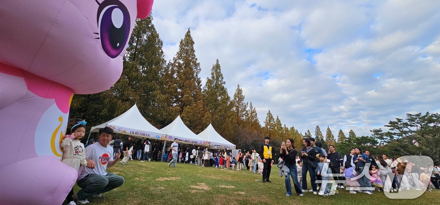 본문 이미지 - 구미 라면축제 연계행사로 금오산 잔디광장에서 2일 열린 '캐치 티닝핑' 콘서트에 참여한 어린이들이 '사랑의 하츄핑' 캐릭터 조형물과 기념사진을 찍기 위해 긴 줄을 서고 있다. 라면축제는 오는 3일까지 구미역 일원과 역후광장, 문화로 등에서 열린다. 2024.11.2/뉴스1 ⓒ News1 정우용 기자