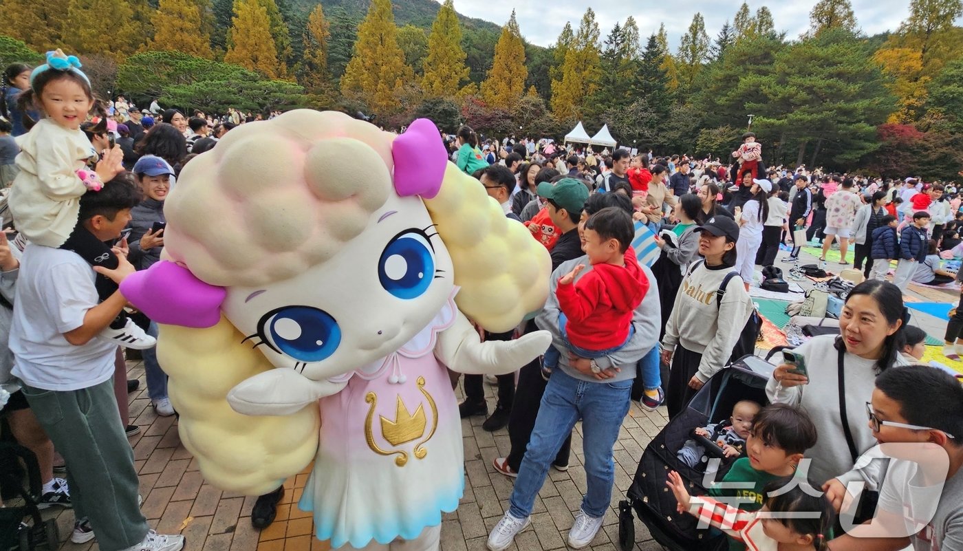 구미 라면축제 연계행사로 금오산 잔디광장에서 2일 열린 &#39;캐치 티닝핑&#39; 콘서트 공연을 마친 티니핑 캐릭터들이 객석을 한바퀴 돌자 어린이들이 손을 뻗어 만져보고 있다. 라면축제는 오는 3일까지 구미역 일원과 역후광장, 문화로 등에서 열린다. 2024.11.2/뉴스1 ⓒ News1 정우용 기자