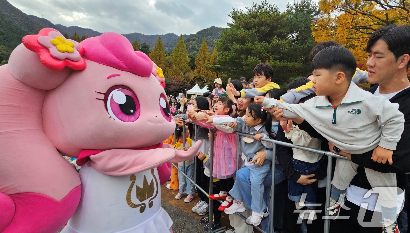 (구미=뉴스1) 정우용 기자 = 구미 라면축제 연계행사로 금오산 잔디광장에서 2일 열린 '캐치 티닝핑' 콘서트 공연을 마친 티니핑 캐릭터들이 객석을 한바퀴 돌자 어린이들이 손을 뻗 …