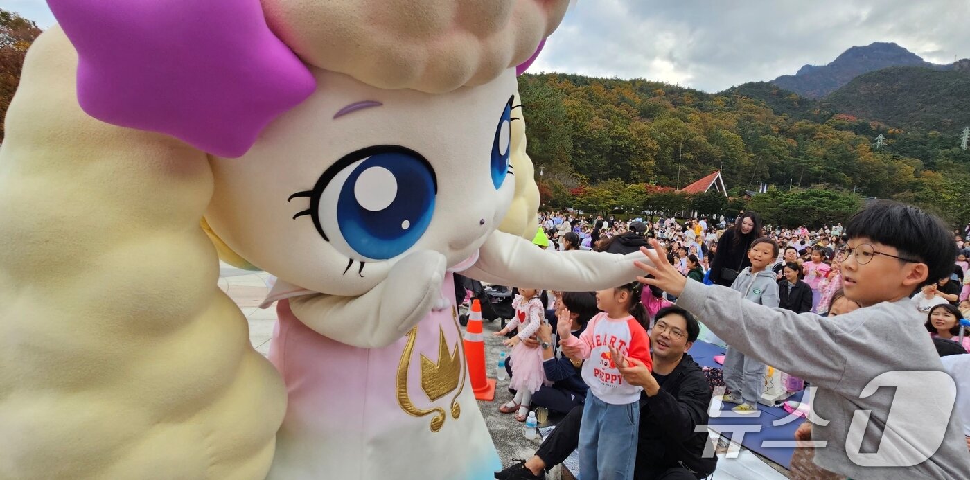 본문 이미지 - 구미 라면축제 연계행사로 금오산 잔디광장에서 열린 '캐치 티닝핑' 콘서트 공연을 마친 티니핑 캐릭터들이 객석을 한바퀴 돌자 어린이들이 손을 뻗어 만져보고 있다.2024.11.2/뉴스1 ⓒ News1 정우용 기자