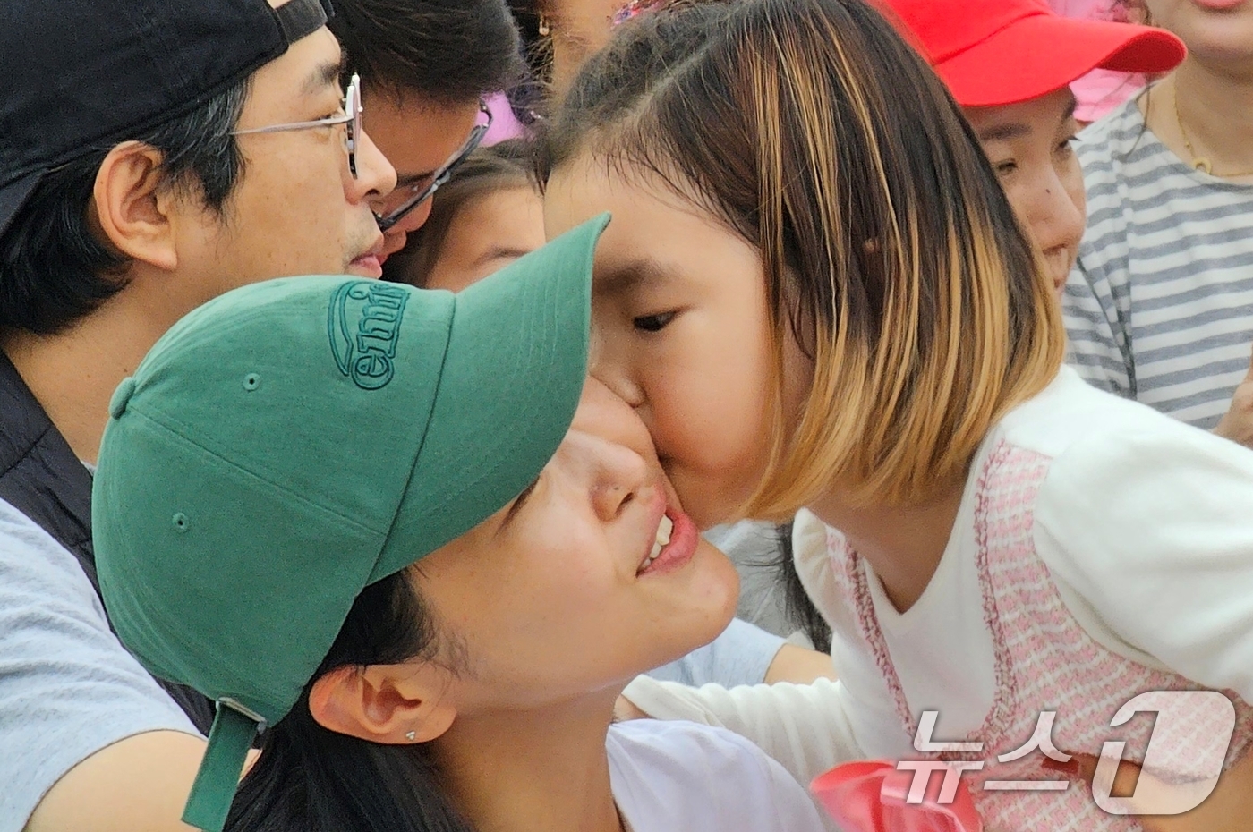 (구미=뉴스1) 정우용 기자 = 구미 라면축제 연계행사로 금오산 잔디광장에서 2일 열린 '캐치 티닝핑' 콘서트에 참여한 한 어린이가 티니핑 노래에 맞춰 엄마·아빠의 볼에 뽀뽀하고 …