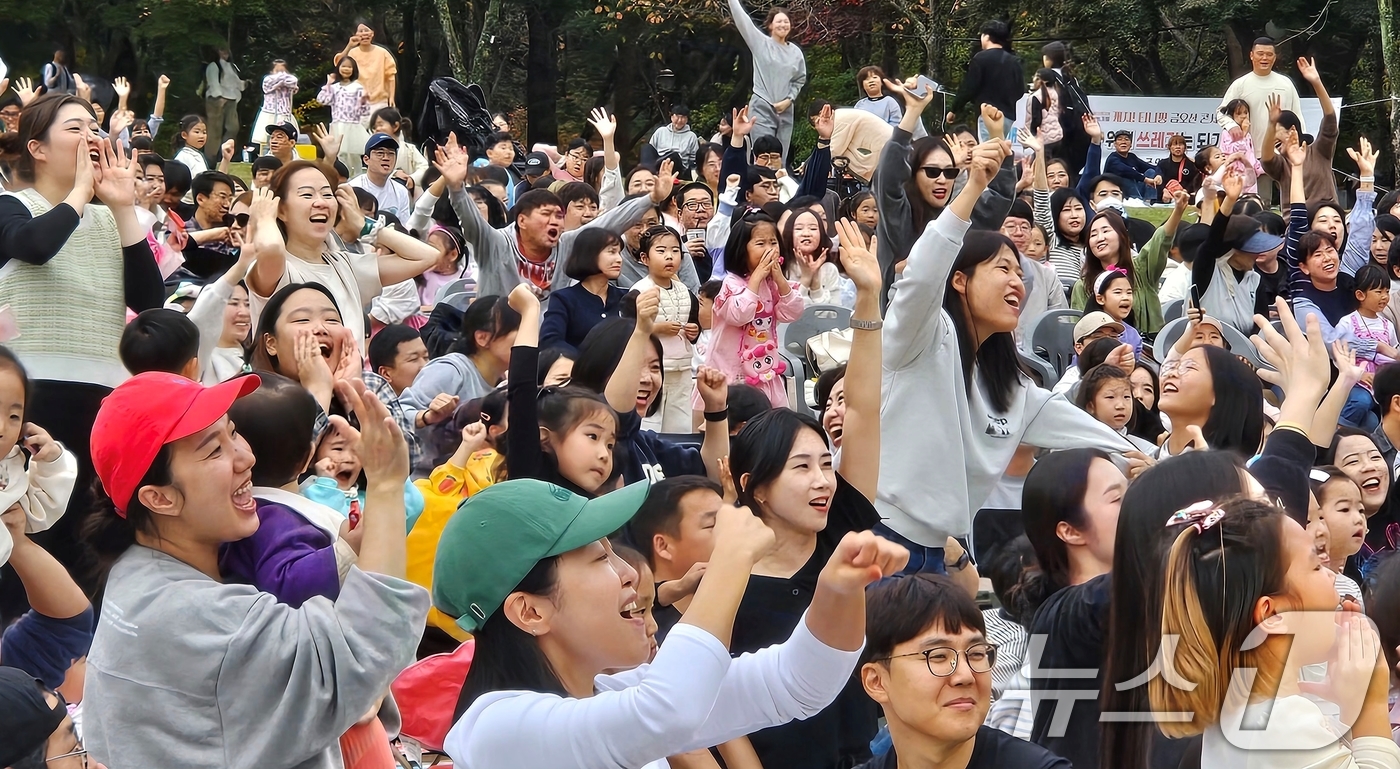 (구미=뉴스1) 정우용 기자 = 구미 라면축제 연계행사로 금오산 잔디광장에서 2일 열린 '캐치 티닝핑' 콘서트에 참여한 한 어머니들이 티니핑 노래에 맞춰 퀴즈를 풀고 있다. 라면축 …