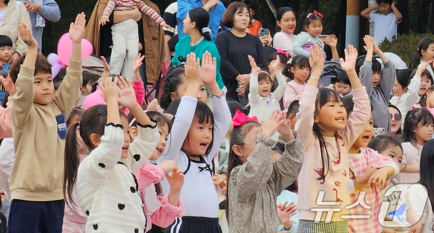 (구미=뉴스1) 정우용 기자 = 구미 라면축제 연계행사로 금오산 잔디광장에서 2일 열린 '캐치 티닝핑' 콘서트에 참여한 어린이들이 공연이 시작되자 노래를 따라 부르며 즐거워하고 있 …