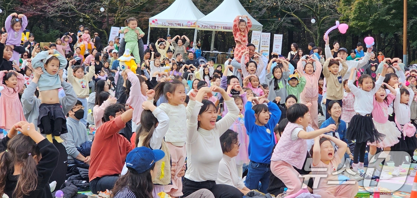 (구미=뉴스1) 정우용 기자 = 구미 라면축제 연계행사로 금오산 잔디광장에서 2일 열린 '캐치 티닝핑' 콘서트에 참여한 어린이들이 공연이 시작되자 노래를 따라 부르며 즐거워하고 있 …