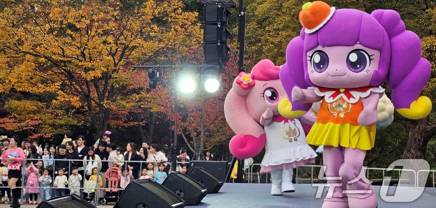 본문 이미지 - 1일부터 열리고 있는 구미 라면축제 연계행사로 금오산 잔디광장에서 열린 '캐치 티닝핑' 콘서트에 티니핑 캐릭터들이 공연을 하고 있다. 라면축제는 오는 3일까지 구미역 일원과 역후광장, 문화로 등에서 열린다. 2024.11.2/뉴스1 ⓒ News1 정우용 기자