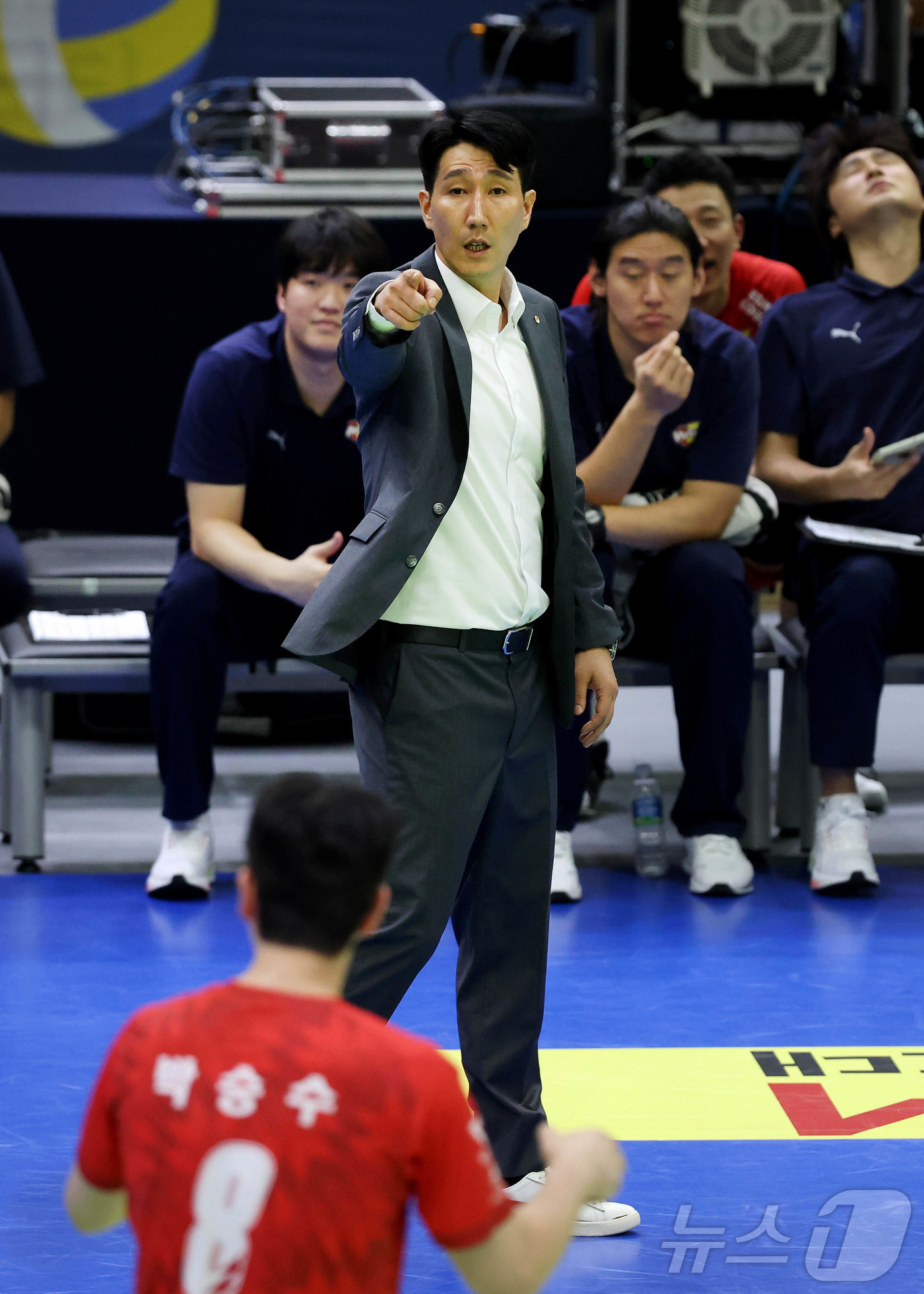 (서울=뉴스1) = 2일 수원 실내체육관에서 열린 프로배구 '도드림 24-25 V리그' 한국전력과 OK저축은행의 경기에서 권영민 한국전력 감독이 작전지시를 하고 있다.이날 경기는 …