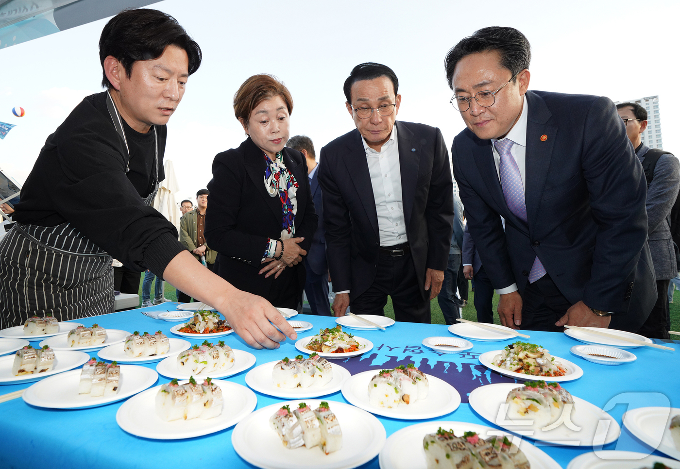 (서울=뉴스1) = 강도형 해양수산부 장관이 2일 서울 동작구 노량진수산시장에서 열린 '2024 수산대축제' 행사 참석 전 시장을 둘러보고 있다. (해양수산부 제공) 2024.11 …