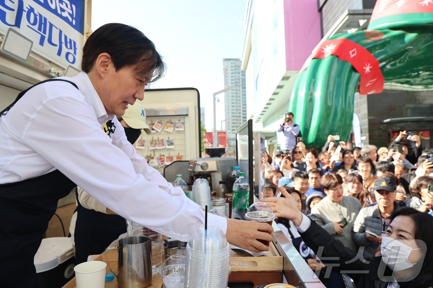 (서울=뉴스1) = 조국 조국혁신당 대표가 2일 대구 중구 반월당 더현대 인근에서 열린 '탄핵다방' 1호점 개점 행사에 참석하고 있다. (조국혁신당 제공) 2024.11.2/뉴스1 …