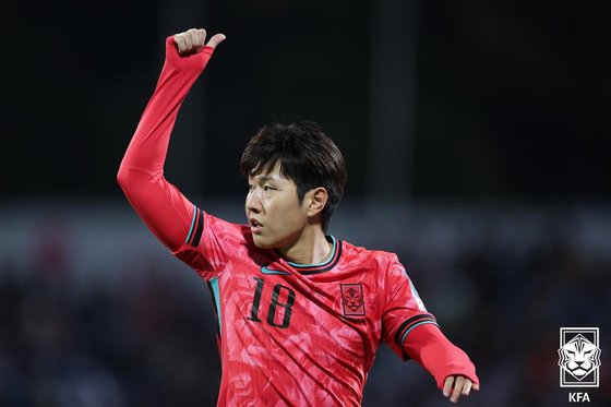 본문 이미지 - 19일 오후&#40;현지시간&#41; 요르단 암만 국제경기장에서 열린 2026 북중미 월드컵 아시아지역 3차 예선 B조 6차전 팔레스타인과 대한민국의 경기에서 이강인이 엄지 손가락을 치켜 세우고 있다.&#40;대한축구협회 제공&#41; 2024.11.20/뉴스1