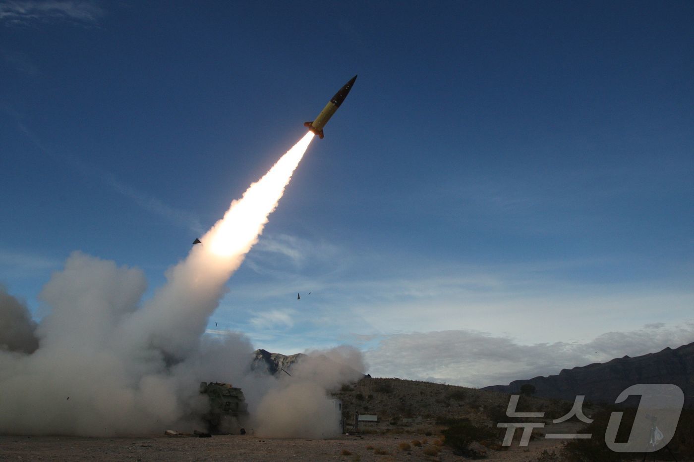 본문 이미지 - 2021년 12월 14일 미국 국방부가 제공한 사진. 뉴멕시코주 화이트 샌즈 미사일 사격장에서 미군이 육군 전술 미사일 시스템인 에이태큼스(ATACMS)의 실사격 시험을 하고 있는 모습이다. ⓒ AFP=뉴스1 ⓒ News1 류정민 특파원
