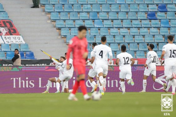 본문 이미지 - 19일 오후(현지시간) 요르단 암만 국제경기장에서 열린 2026 북중미 월드컵 아시아지역 3차 예선 B조 6차전 팔레스타인과 대한민국의 경기에서 팔레스타인 자이드 쿤바르가 선취점을 거둔 뒤 동료들과 함께 기뻐하고 있다.(대한축구협회 제공) 2024.11.20/뉴스1