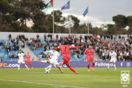 본문 이미지 - 19일 오후&#40;현지시간&#41; 요르단 암만 국제경기장에서 열린 2026 북중미 월드컵 아시아지역 3차 예선 B조 6차전 팔레스타인과 대한민국의 경기에서 손흥민이 동점골을 성공시키고 있다.&#40;대한축구협회 제공&#41; 2024.11.20/뉴스1