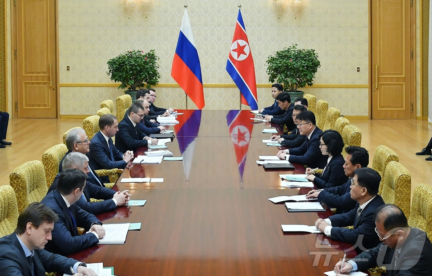 (평양 노동신문=뉴스1) = 북한 노동당 기관지 노동신문은 20일 "조선민주주의인민공화국(북한) 정부와 러시아연방 정부 사이의 무역경제 및 과학기술협조위원회 제11차 회의가 19일 …