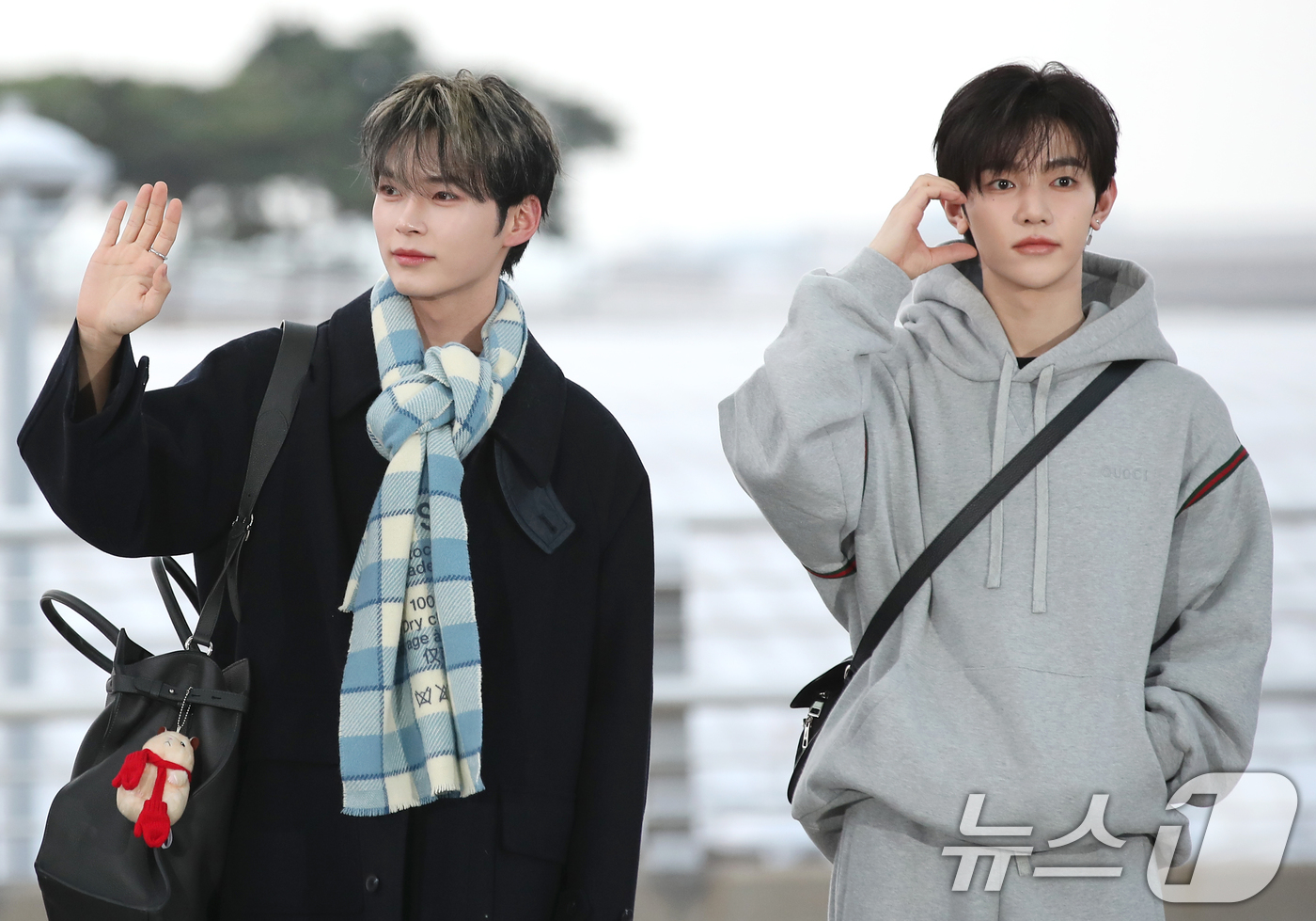 (인천공항=뉴스1) 권현진 기자 = 제로베이스원 성한빈과 장하오(오른쪽)가 '2024 MAMA AWARDS'를 위해 20일 인천국제공항을 통해 일본 오사카로 출국하고 있다. 202 …