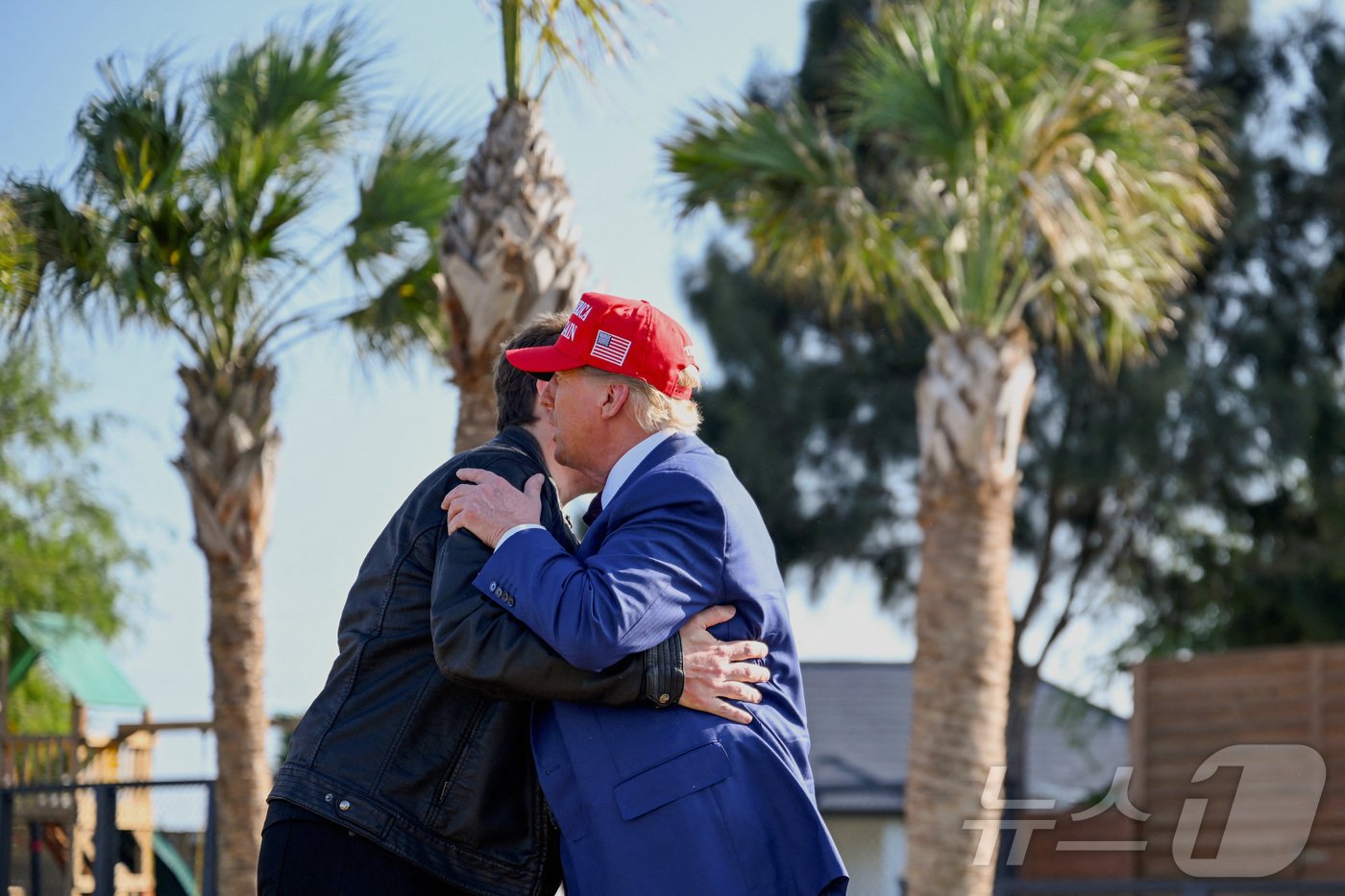 본문 이미지 - 도널드 트럼프 미국 대통령 당선인이 19일(현지시간) 텍사스주 브라운스빌에 위치한 우주 발사시설 ‘스타베이스’에서 스페이스X 우주선 스타십의 여섯 번째 지구궤도 시험비행을 빨간색 ‘MAGA 모자’를 쓰고 일론 머스크 CEO와 참관하기 전에 포옹을 하고 있다. 2024.11.20 ⓒ 로이터=뉴스1 ⓒ News1 우동명 기자