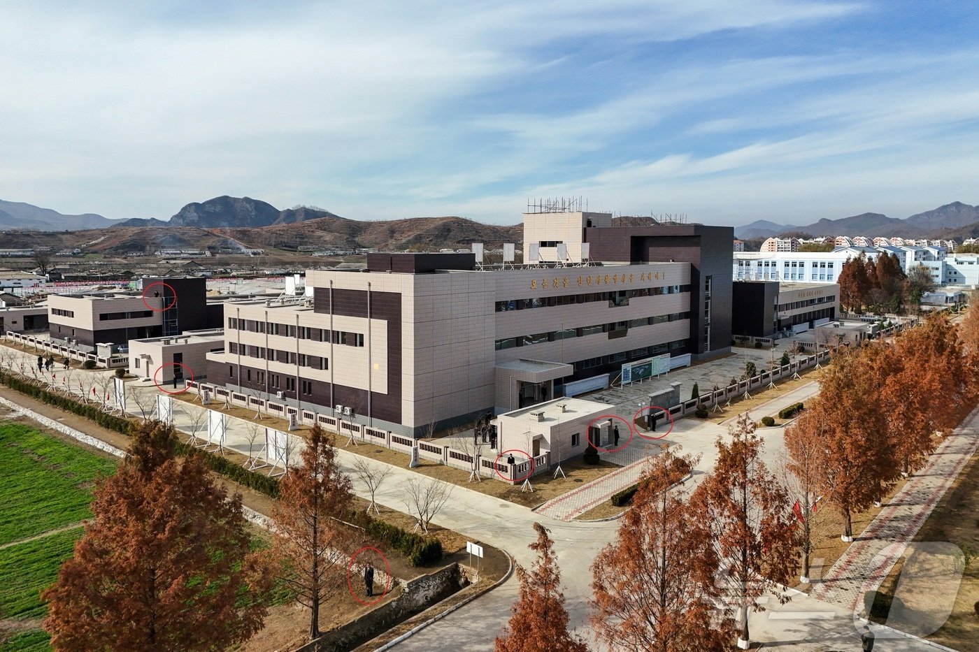 본문 이미지 - (평양 노동신문=뉴스1) = 북한 노동당 기관지 노동신문은 20일 김정은 당 총비서가 11월 19일 평안남도 성천군 지방공업공장건설 사업을 현지에서 지도했다고 보도했다. 빨간색 원은 김 총비서의 경호원들로 추정되는 인물들. 건물 외관 일부는 골조만 나와 있어 아직 공사가 진행 중인 것으로 추정된다. [국내에서만 사용가능. 재배포 금지. DB 금지. For Use Only in the Republic of Korea. Redistribution Prohibited] rodongphoto@news1.kr