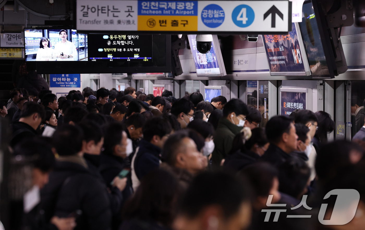 (서울=뉴스1) 김성진 기자 = 서울 지하철 1~8호선을 운영하는 서울교통공사 노동조합이 태업을 시작한 20일 오전 서울 지하철 1호선 서울역에서 승객들이 전철을 기다리고 있다.서 …