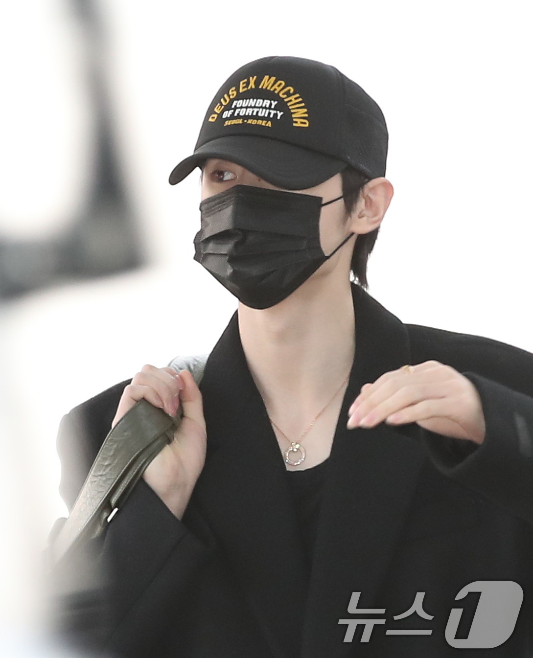 (인천공항=뉴스1) 권현진 기자 = 엔하이픈 성훈이 '2024 MAMA AWARDS'를 위해 20일 인천국제공항을 통해 일본 오사카로 출국하고 있다. 2024.11.20/뉴스1