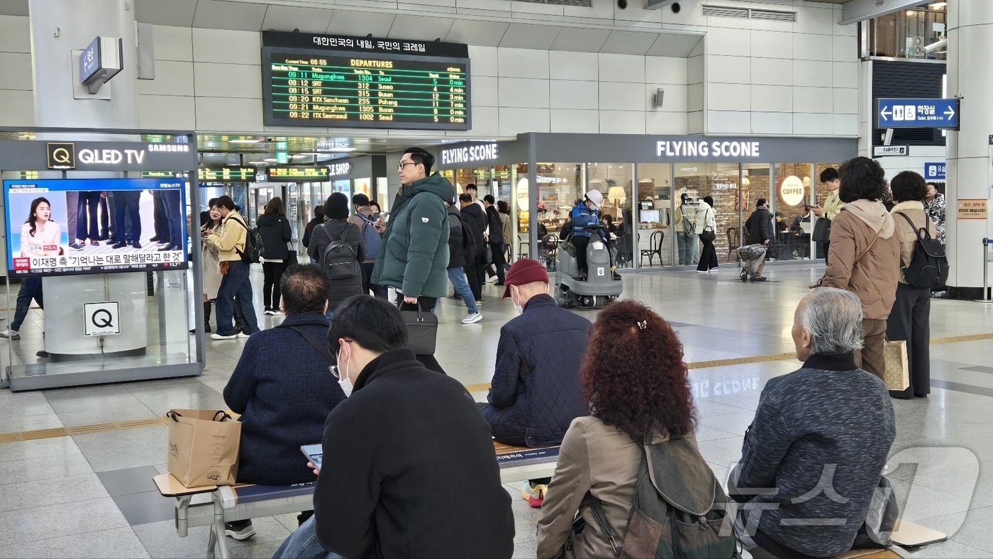 본문 이미지 - 철도노조 준법투쟁 3일째인 20일 대전역 역사에서 승객들이 열차를 기다리고 있다. 2024.11.20 /뉴스1 ⓒ News1 허진실 기자