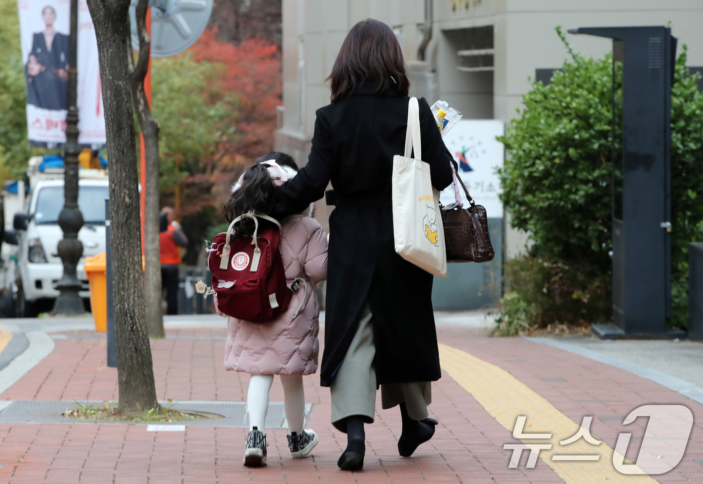 (서울=뉴스1) 박세연 기자 = 20일 한 엄마와 아이가 서울시내 한 직장어린이집으로 향하고 있다.내년 2월 23일부터 육아휴직 기간이 현행 1년에서 최대 1년 6개월로 연장된다. …