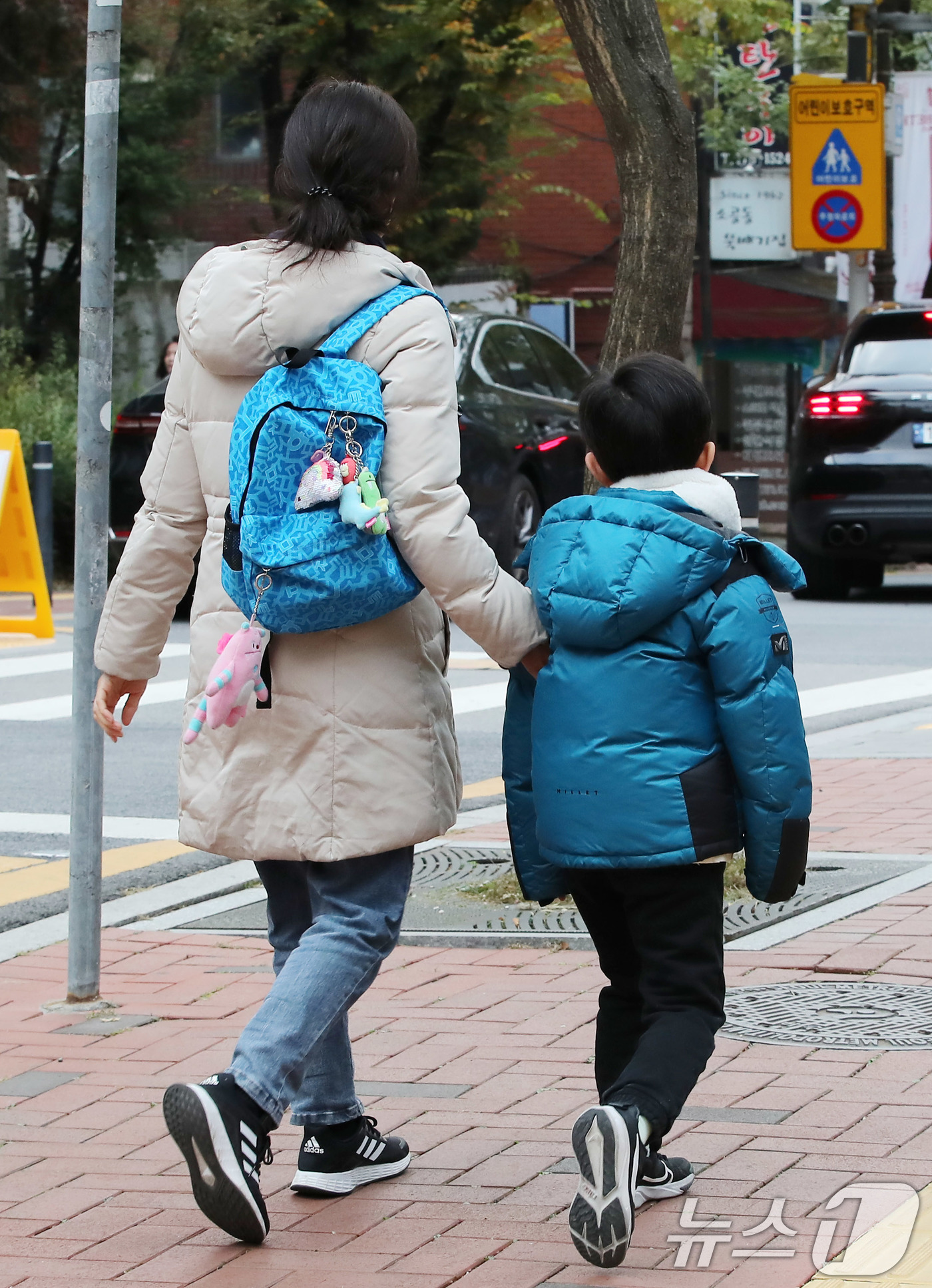 (서울=뉴스1) 박세연 기자 = 20일 한 엄마와 아이가 서울시내 한 직장어린이집으로 향하고 있다.내년 2월 23일부터 육아휴직 기간이 현행 1년에서 최대 1년 6개월로 연장된다. …