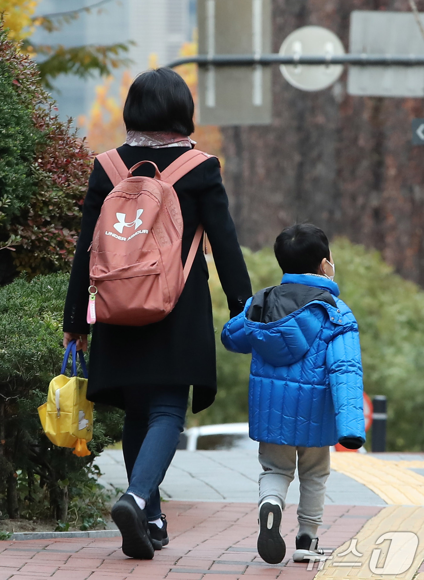 (서울=뉴스1) 박세연 기자 = 20일 한 엄마와 아이가 서울시내 한 직장어린이집으로 향하고 있다.내년 2월 23일부터 육아휴직 기간이 현행 1년에서 최대 1년 6개월로 연장된다. …