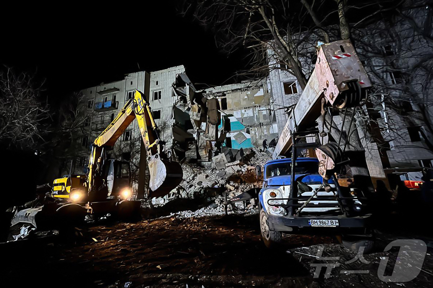 (흘루히우 AFP=뉴스1) 우동명 기자 = 19일(현지시간) 우크라이나 수미의 흘루히우에서 러시아 군의 미사일 공격을 받아 허물어진 건물이 보인다. 2024.11.20ⓒ AFP=뉴 …