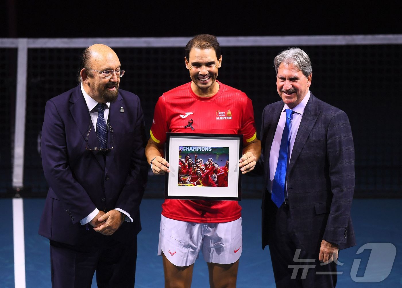 본문 이미지 - 데이비스컵을 끝으로 은퇴하는 라파엘 나달(가운데).ⓒ AFP=뉴스1