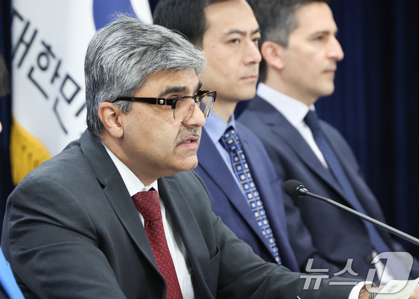 본문 이미지 - 라훌 아난드 IMF 한국 미션단장이 20일 서울 종로구 정부서울청사에서 2024년 IMF 연례협의 결과 브리핑을 하고 있다. 2024.11.20/뉴스1 ⓒ News1 허경 기자